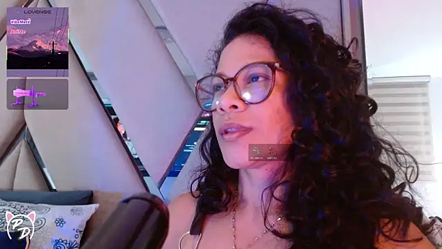 Snapshot of paula_daniela1 chatting on June 26, 9:53 pm paula daniela1 online show from June 26, 9:53 pm
