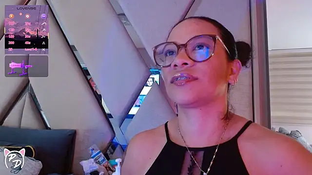 Snapshot of paula_daniela1 chatting on June 27, 9:32 pm paula daniela1 online show from June 27, 9:32 pm