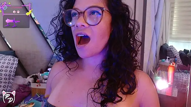 Snapshot of paula_daniela1 chatting on June 12, 10:18 pm paula daniela1 online show from June 12, 10:18 pm