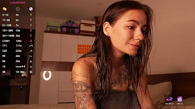 girl with snaketatto0 online show from June 21, 2:39 am