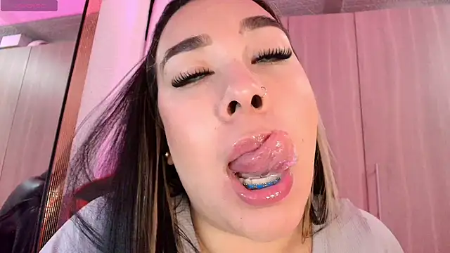 leahtemptation3 online show from July 16, 3:58 am