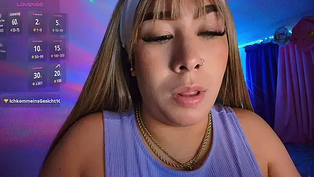Snapshot of leahtemptation3 chatting on March 1, 3:32 am leahtemptation3 online show from March 1, 3:32 am
