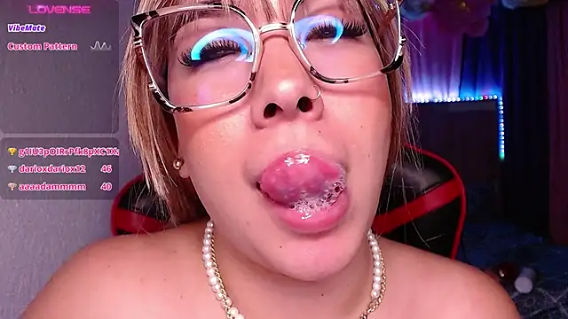 Snapshot of leahtemptation3 chatting on December 15, 9:56 am leahtemptation3 online show from December 15, 9:56 am