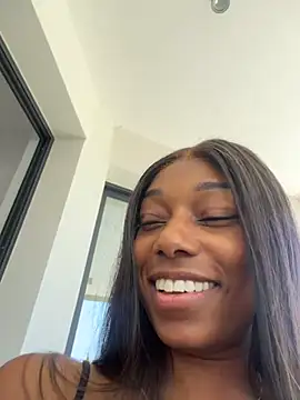Snapshot of smileybabe chatting on June 23, 8:12 am smileybabe online show from June 23, 8:12 am