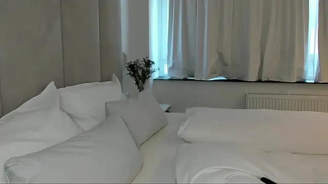Snapshot of smileybabe chatting on February 26, 3:43 pm smileybabe online show from February 26, 3:43 pm