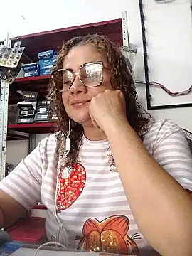 Snapshot of sophiahunt286 chatting on February 14, 1:55 pm sophiahunt286 online show from February 14, 1:55 pm