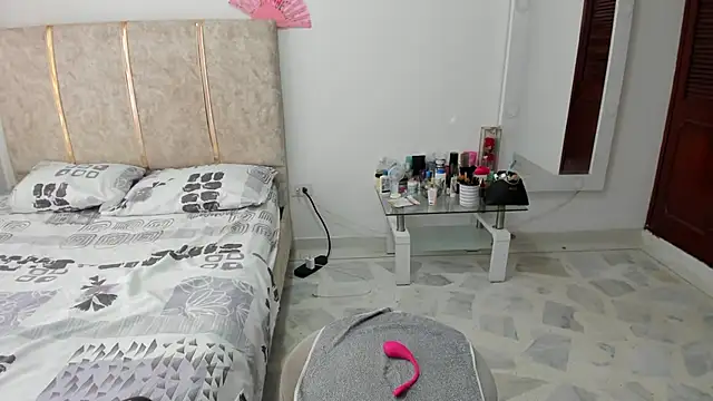 EnyelDavies online show from November 1, 3:50 pm