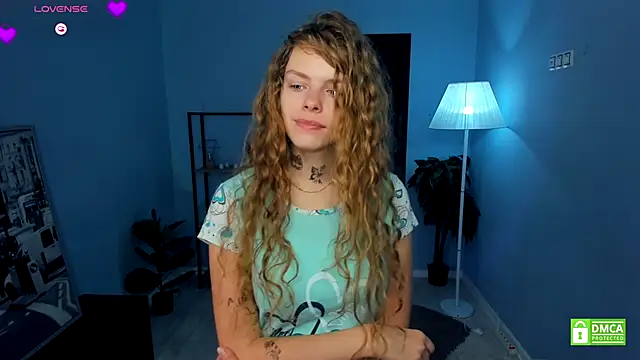 Snapshot of RayaNenlia chatting on November 6, 5:11 am RayaNenlia online show from November 6, 5:11 am