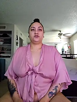 Snapshot of honeeyyy_pot chatting on February 10, 7:35 pm honeeyyy pot online show from February 10, 7:35 pm