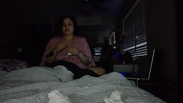 Snapshot of honeeyyy_pot chatting on October 11, 1:01 pm honeeyyy pot online show from October 11, 1:01 pm