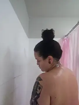 Snapshot of honeeyyy_pot chatting on October 1, 3:55 am honeeyyy pot online show from October 1, 3:55 am