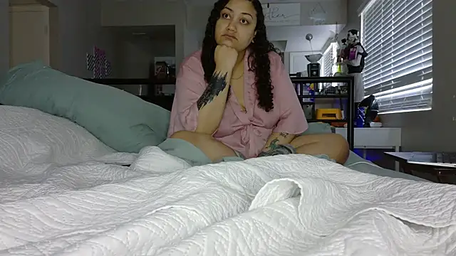 Snapshot of honeeyyy_pot chatting on October 6, 2:40 pm honeeyyy pot online show from October 6, 2:40 pm