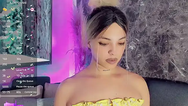 Emmaa Saenz  online show from February 6, 11:15 pm