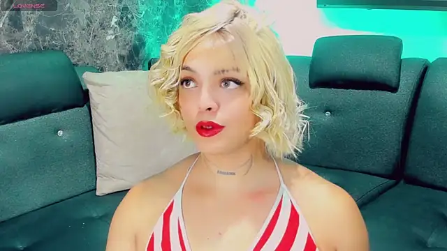 Emmaa Saenz  online show from April 22, 11:00 pm