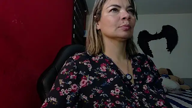 charlotedoll online show from May 12, 10:49 pm