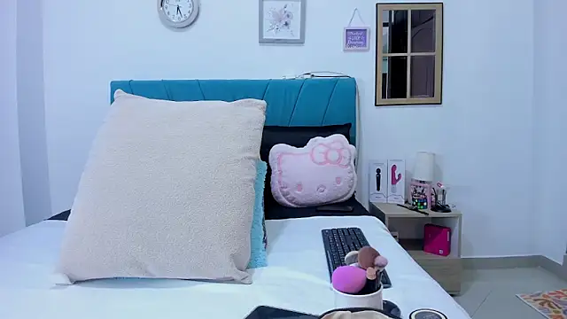 Snapshot of kamila_lopez chatting on May 12, 9:43 pm kamila lopez online show from May 12, 9:43 pm