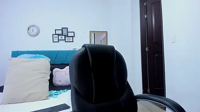 kamila lopez online show from February 12, 8:30 pm