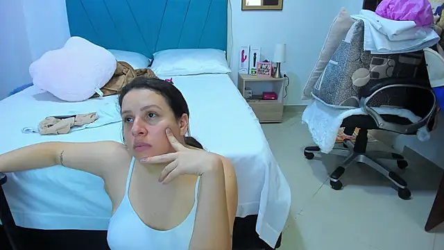 Snapshot of kamila_lopez chatting on June 9, 4:52 pm kamila lopez online show from June 9, 4:52 pm