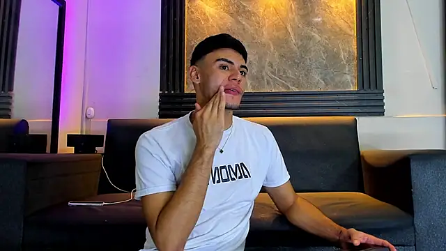 liam genner  online show from December 3, 8:19 pm