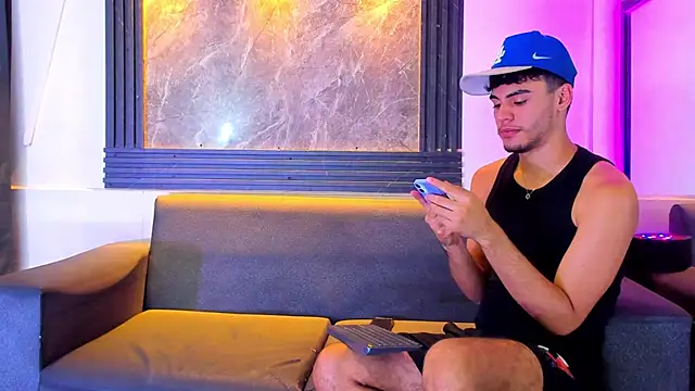 liam genner  online show from November 17, 8:13 pm