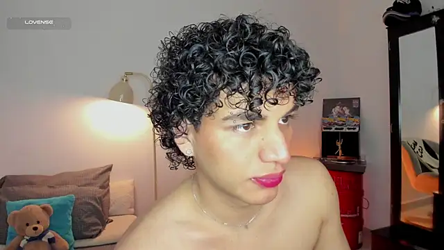 Snapshot of Curlblue chatting on December 16, 1:32 am Curlblue online show from December 16, 1:32 am