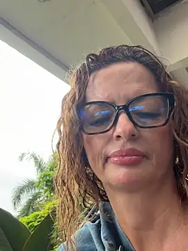 Snapshot of CioniWeiss chatting on February 13, 8:31 pm CioniWeiss online show from February 13, 8:31 pm