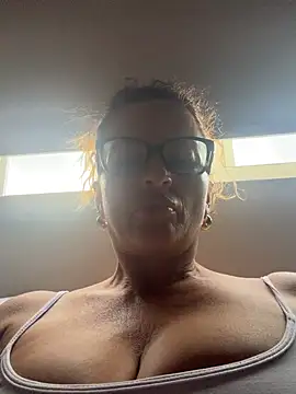 Snapshot of CioniWeiss chatting on February 12, 9:14 pm CioniWeiss online show from February 12, 9:14 pm