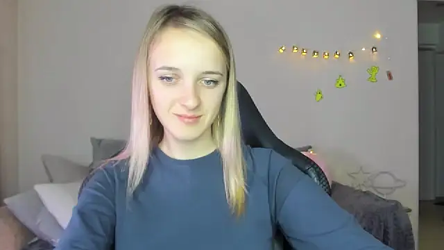 Snapshot of RouseReed chatting on November 9, 7:34 am RouseReed online show from November 9, 7:34 am