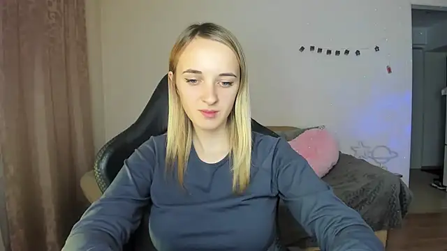 Snapshot of RouseReed chatting on November 13, 1:15 pm RouseReed online show from November 13, 1:15 pm