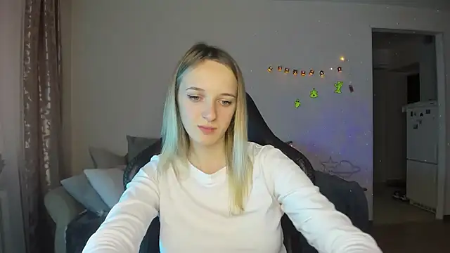 Snapshot of RouseReed chatting on November 10, 7:24 am RouseReed online show from November 10, 7:24 am