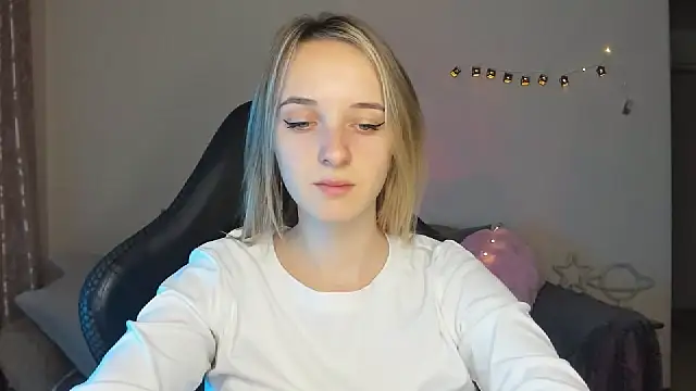 Snapshot of RouseReed chatting on October 25, 6:23 am RouseReed online show from October 25, 6:23 am