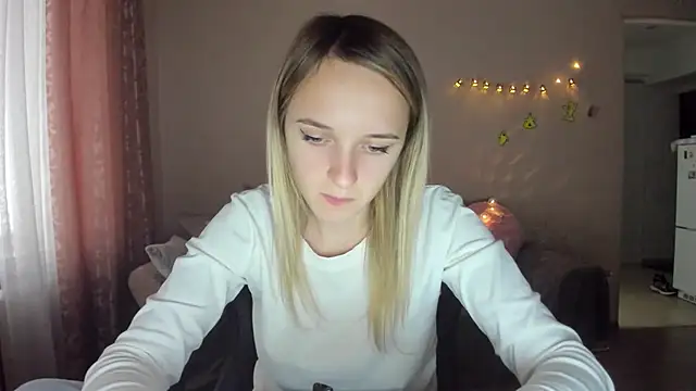 Snapshot of RouseReed chatting on October 28, 1:10 pm RouseReed online show from October 28, 1:10 pm