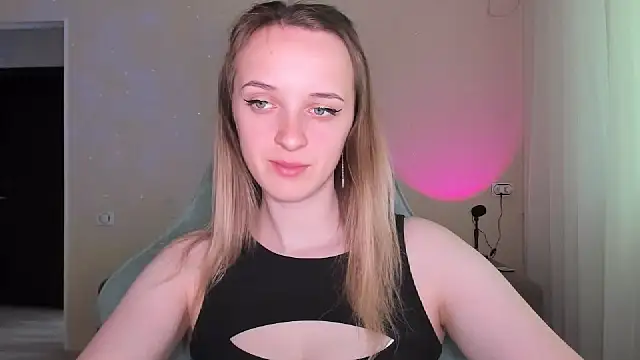 Snapshot of RouseReed chatting on April 23, 10:11 am RouseReed online show from April 23, 10:11 am