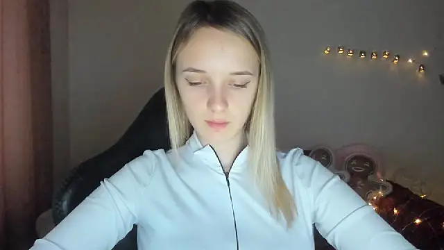 Snapshot of RouseReed chatting on November 30, 7:20 am RouseReed online show from November 30, 7:20 am