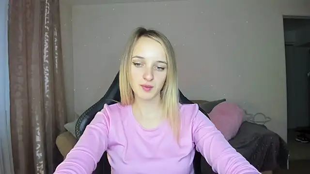 Snapshot of RouseReed chatting on October 23, 12:04 pm RouseReed online show from October 23, 12:04 pm