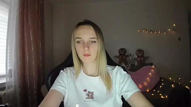 Snapshot of RouseReed chatting on November 21, 7:18 am RouseReed online show from November 21, 7:18 am