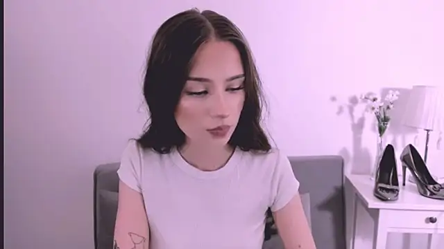 EmilyDarling online show from April 14, 8:03 pm