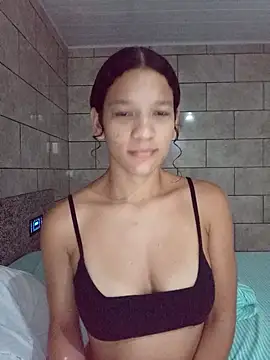 Snapshot of By_Aninha chatting on February 9, 10:13 am By Aninha online show from February 9, 10:13 am