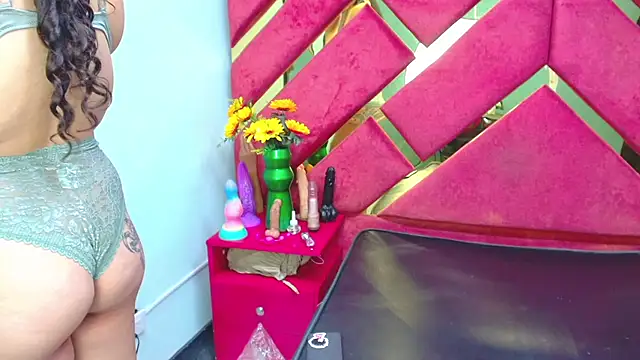 Snapshot of Sweet_Annyy chatting on October 21, 12:48 pm Sweet Annyy online show from October 21, 12:48 pm