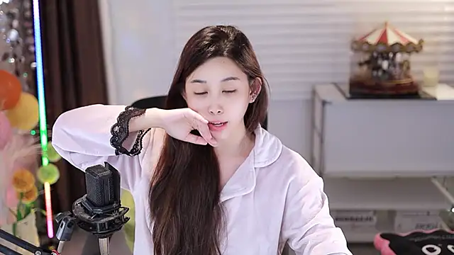 Snapshot of SleepArtist chatting on November 18, 5:38 pm SleepArtist online show from November 18, 5:38 pm