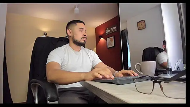 Snapshot of thesexlawyer1 chatting on December 14, 3:24 am thesexlawyer1 online show from December 14, 3:24 am