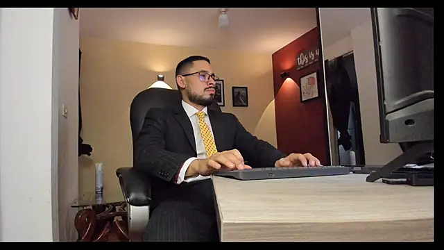 Snapshot of thesexlawyer1 chatting on December 5, 4:11 am thesexlawyer1 online show from December 5, 4:11 am