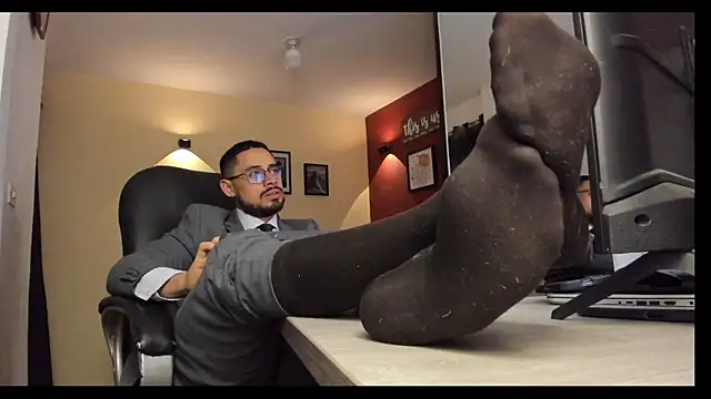 Snapshot of thesexlawyer1 chatting on December 15, 3:56 am thesexlawyer1 online show from December 15, 3:56 am