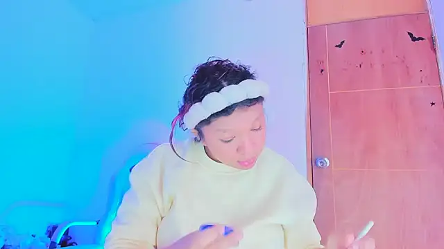 Emily Coper18 online show from April 18, 1:57 pm