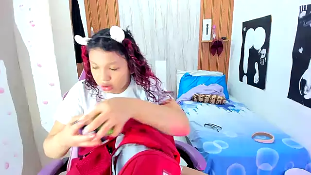 Snapshot of Emily_Coper18 chatting on July 17, 2:03 pm Emily Coper18 online show from July 17, 2:03 pm