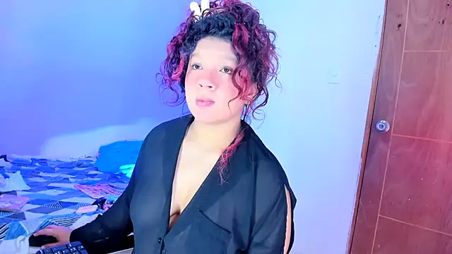 Snapshot of Emily_Coper18 chatting on June 21, 3:01 am Emily Coper18 online show from June 21, 3:01 am