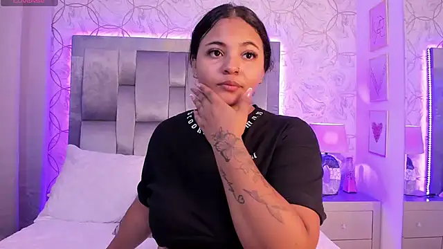 Snapshot of EmmaWeest chatting on December 4, 7:50 pm EmmaWeest online show from December 4, 7:50 pm