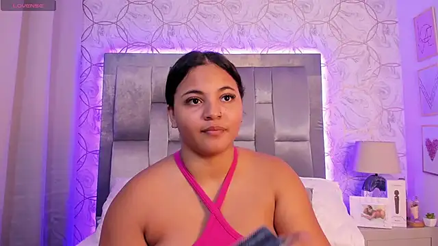 Snapshot of EmmaWeest chatting on December 11, 9:23 pm EmmaWeest online show from December 11, 9:23 pm