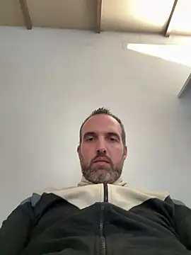 Snapshot of leon3875 chatting on February 19, 3:20 pm leon3875 online show from February 19, 3:20 pm