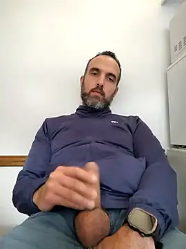 Snapshot of leon3875 chatting on December 19, 3:25 pm leon3875 online show from December 19, 3:25 pm